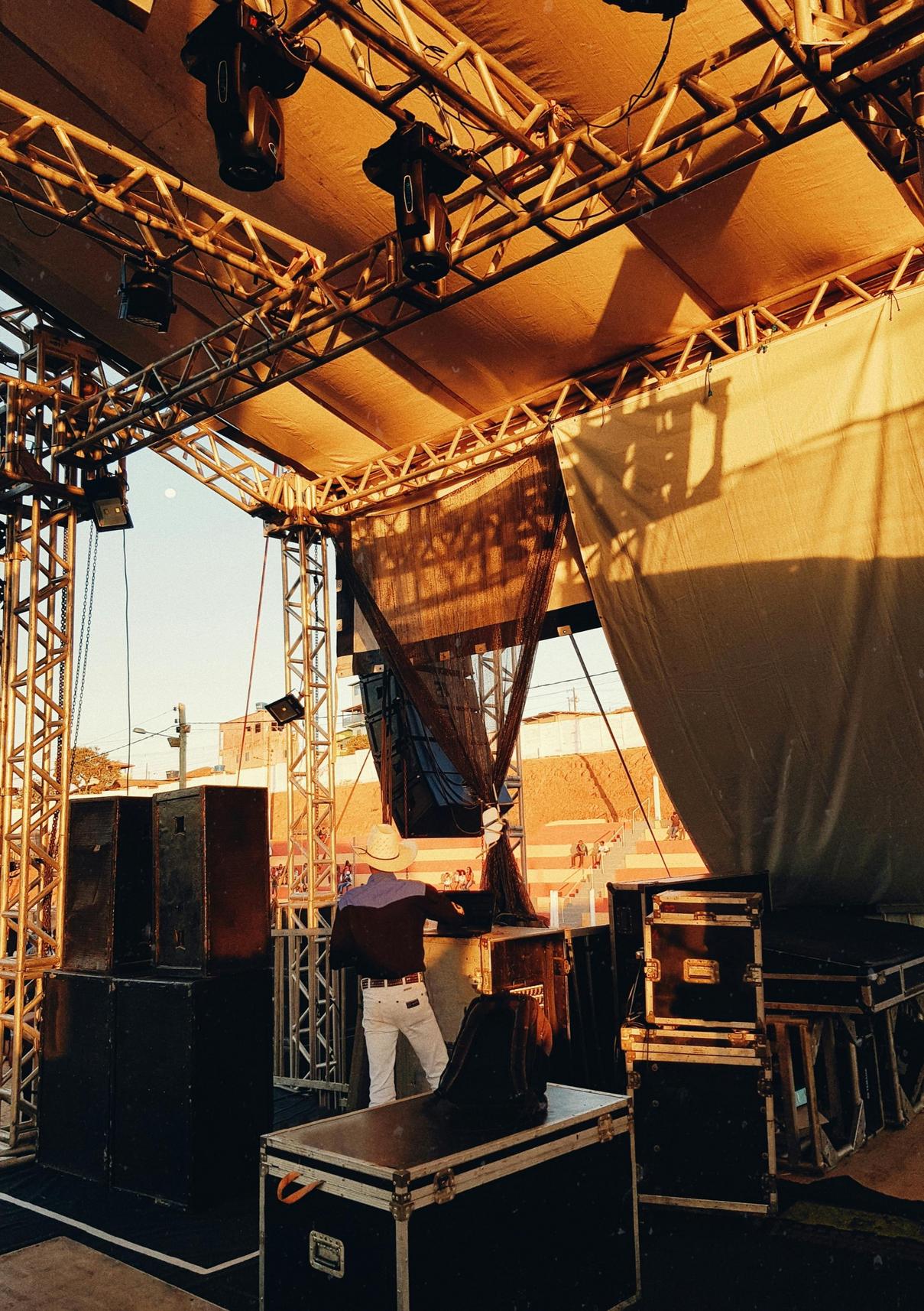 Melhores sistemas de áudio para eventos: O guia definitivo para DJs, igrejas e festivais gastronômicos