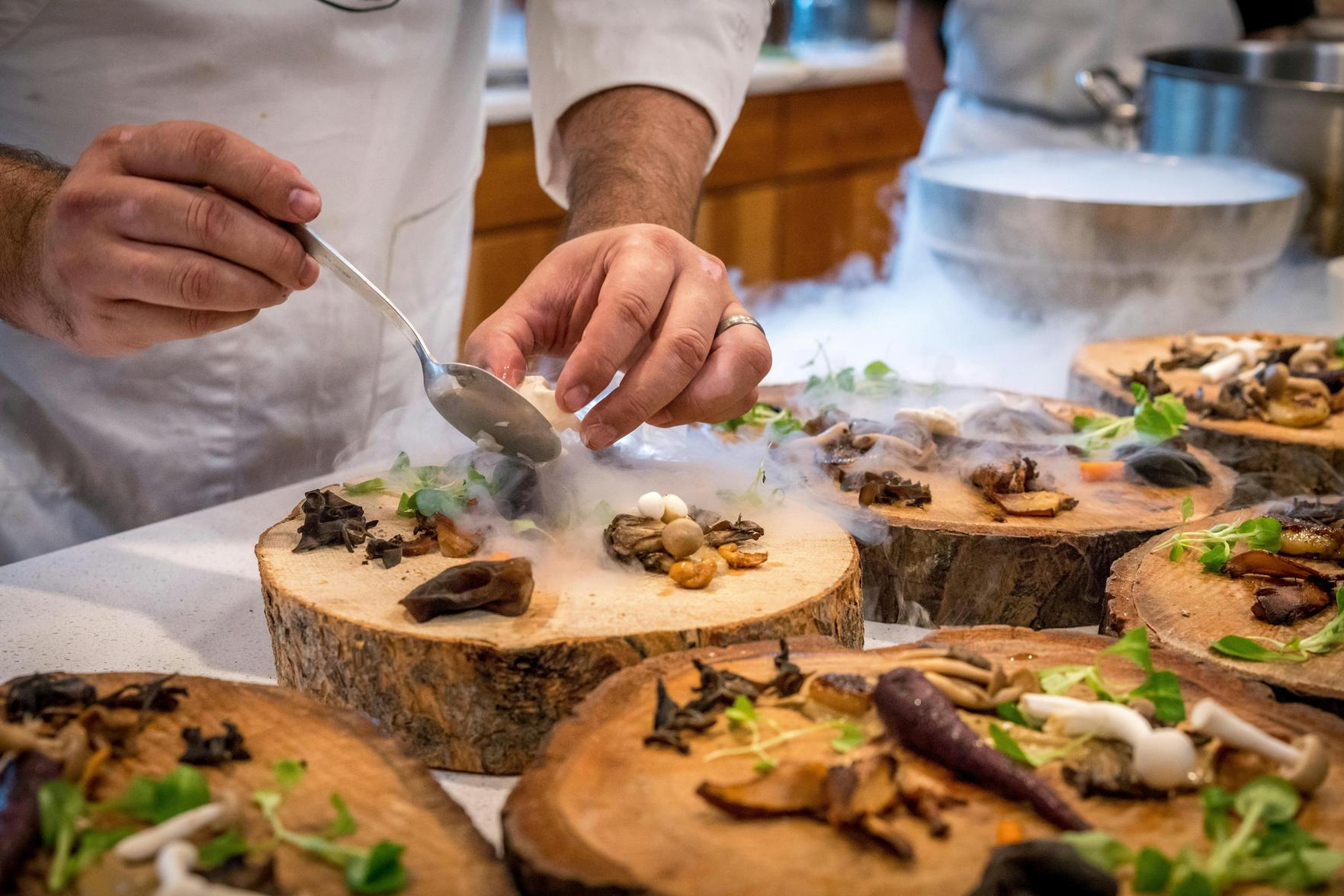 Dicas para Encontrar Hotéis Gourmet com Gastronomia Incrível em Suas Viagens