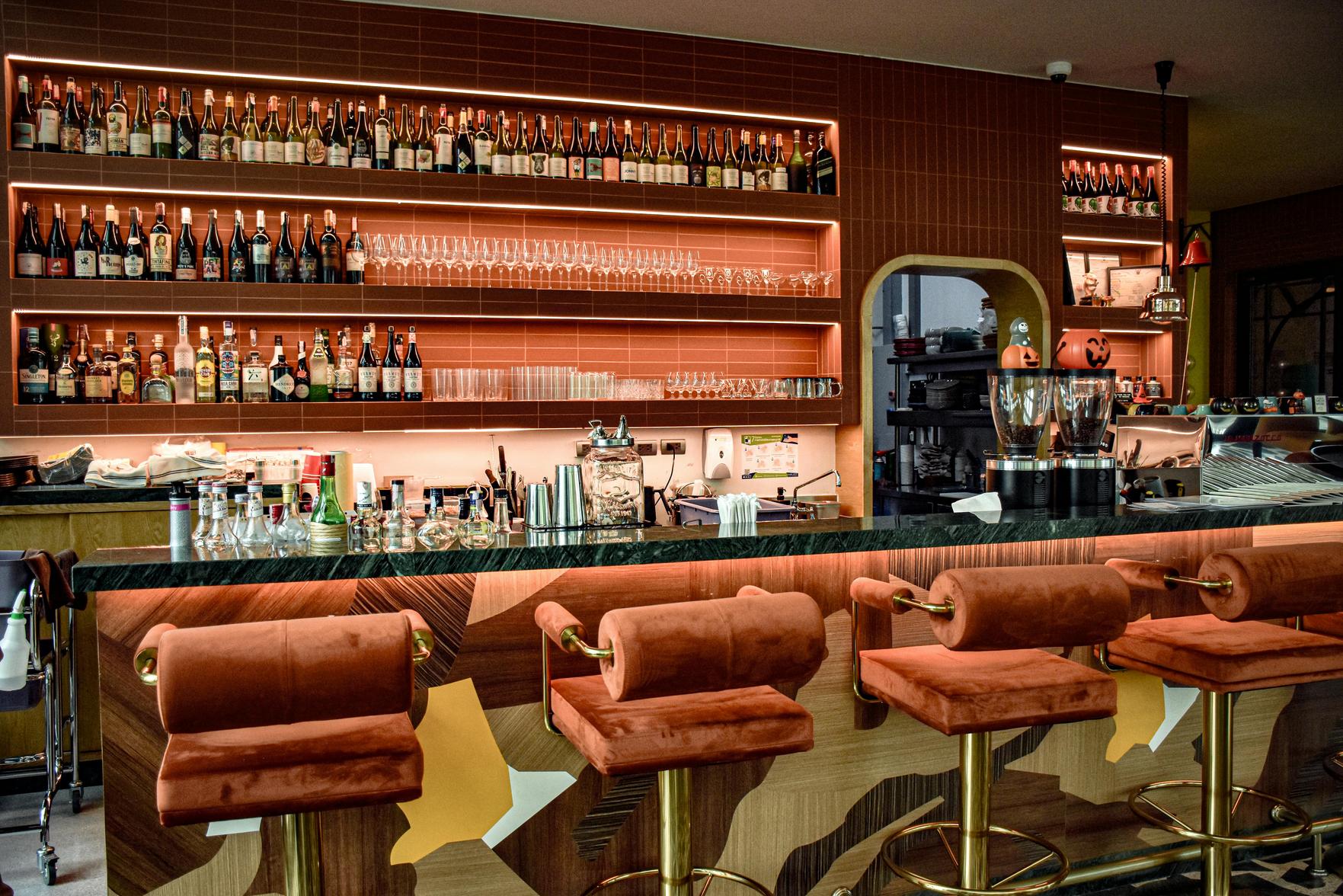 Monte o Bar Perfeito em Casa: Dicas de Móveis e Decoração para Apreciadores de Vinho e Entretenimento em Casa