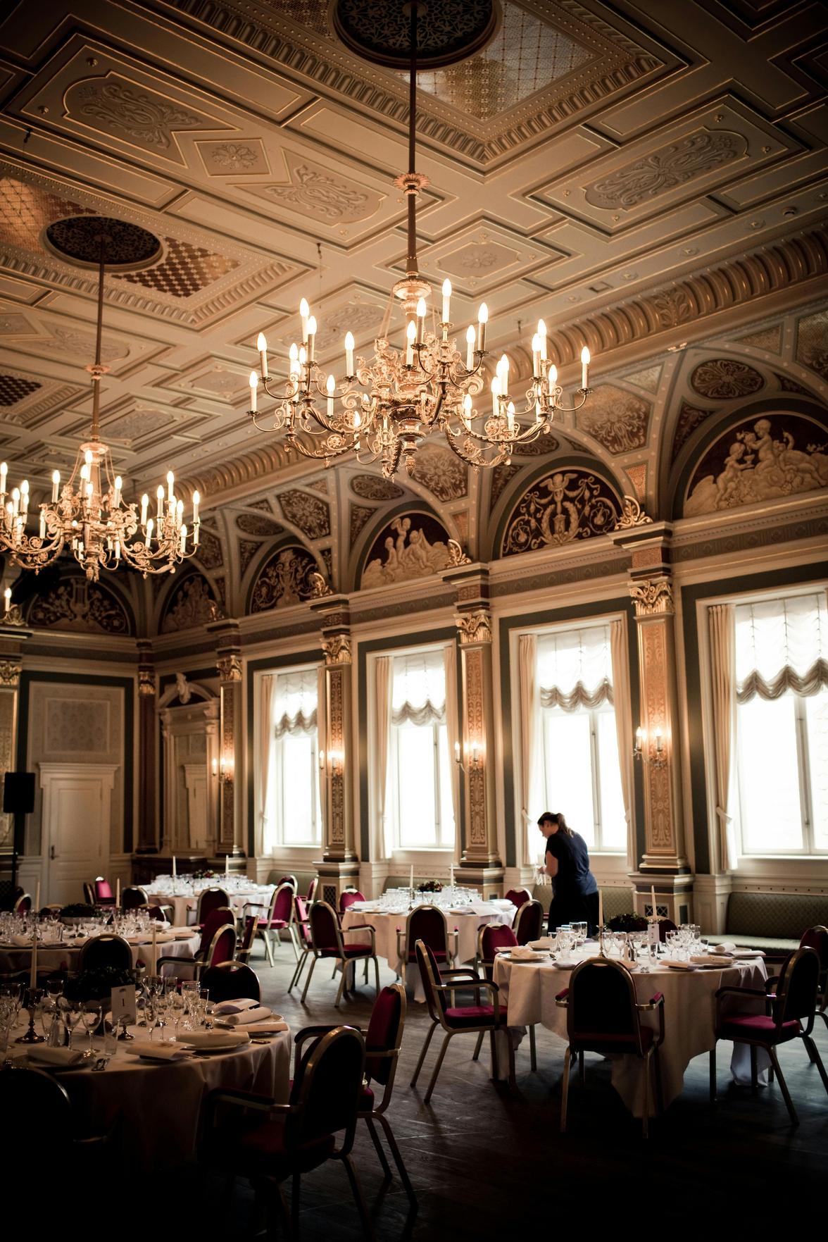 Móveis de Vinoteca: Elevando a Experiência Elegante na Decoração de Restaurantes e Hotéis Turísticos